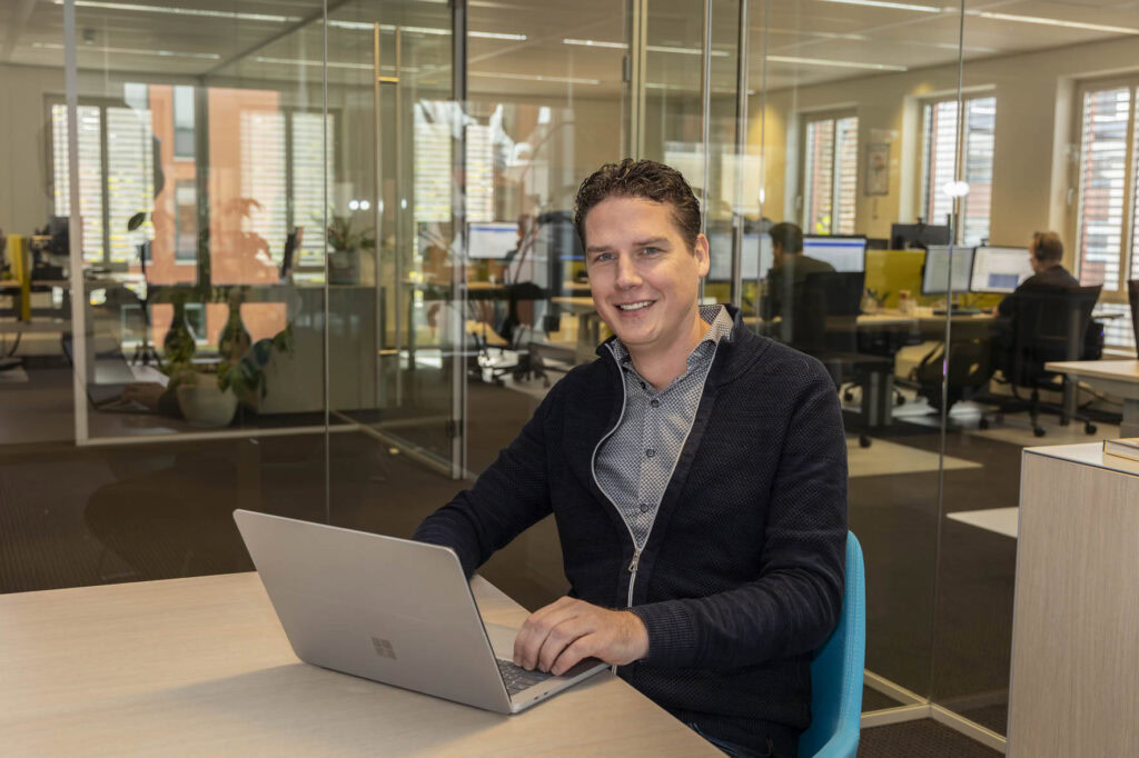 Vincent van Someren achter laptop